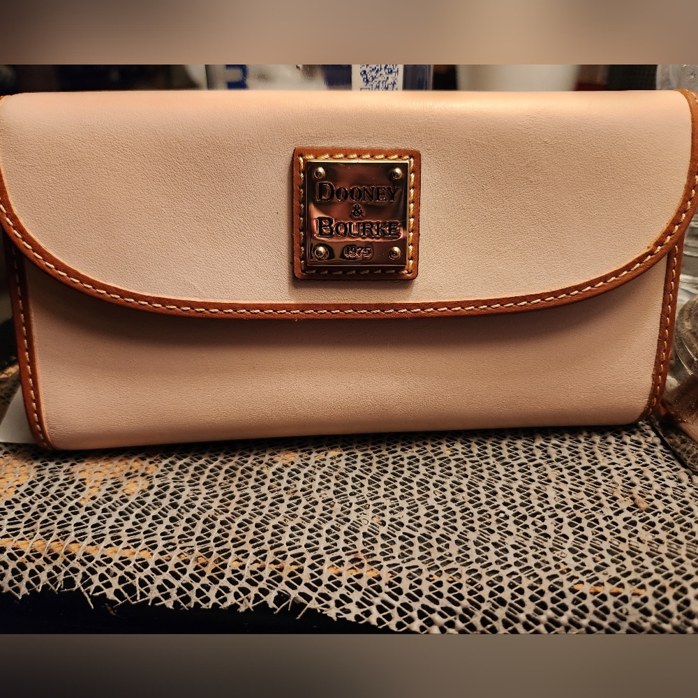 Dooney & bourke Wallet >>>Reposh<<<<